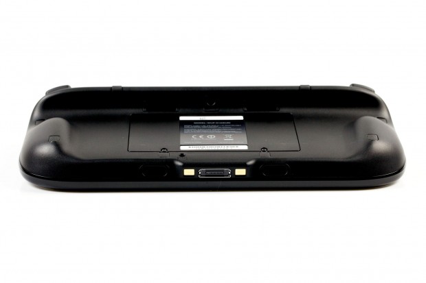 Die Unterseite des Wii-U-Gamepad. Gut sichtbar: der proprietäre Anschluss, der bisher noch nicht genutzt wird.